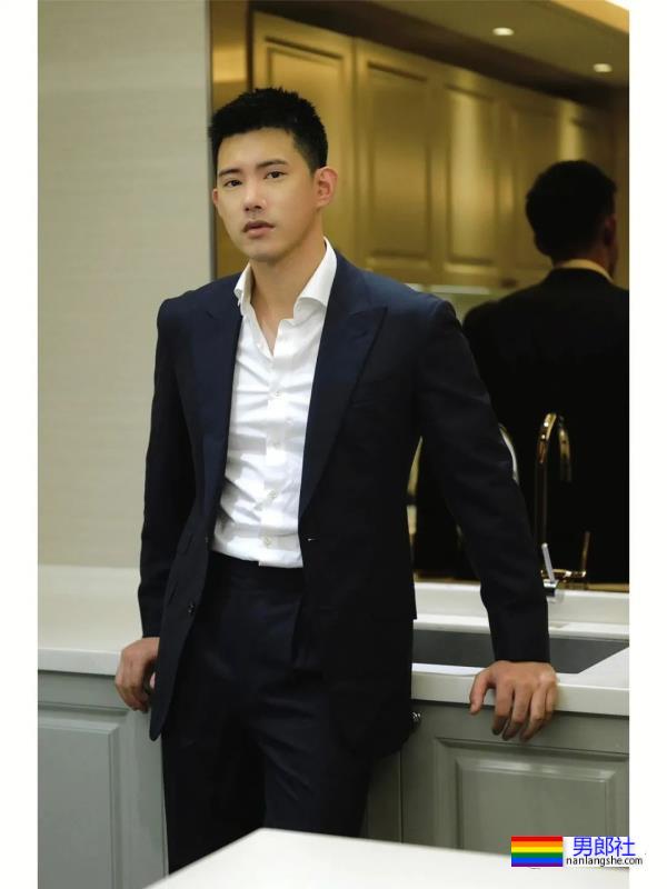 还记得好男儿吴建飞吗？现在变身寸头肌肉爸爸了！ - 51虹马