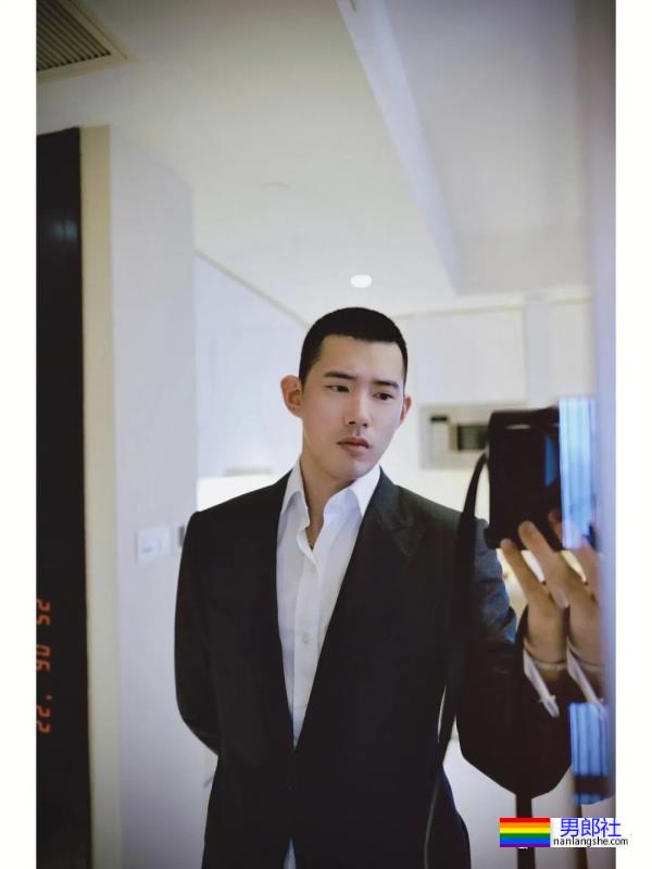 还记得好男儿吴建飞吗？现在变身寸头肌肉爸爸了！ - 51虹马