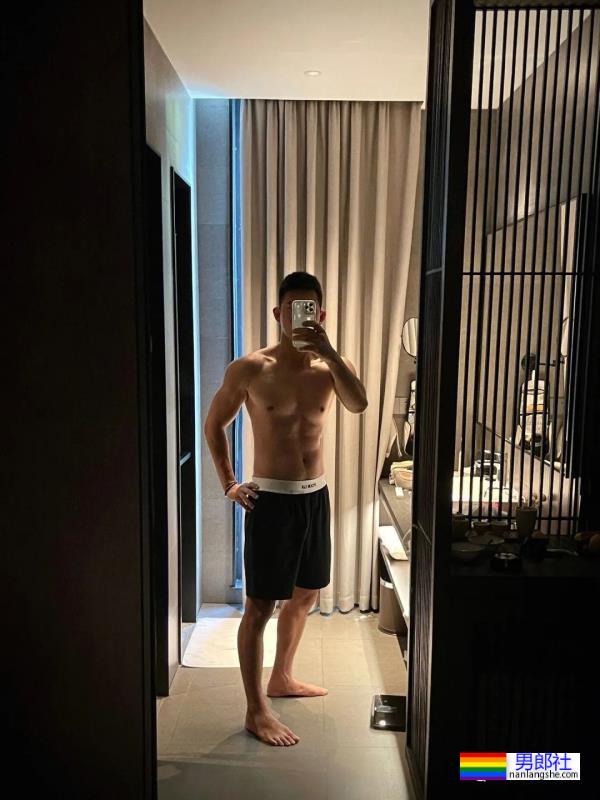 还记得好男儿吴建飞吗？现在变身寸头肌肉爸爸了！ - 51虹马