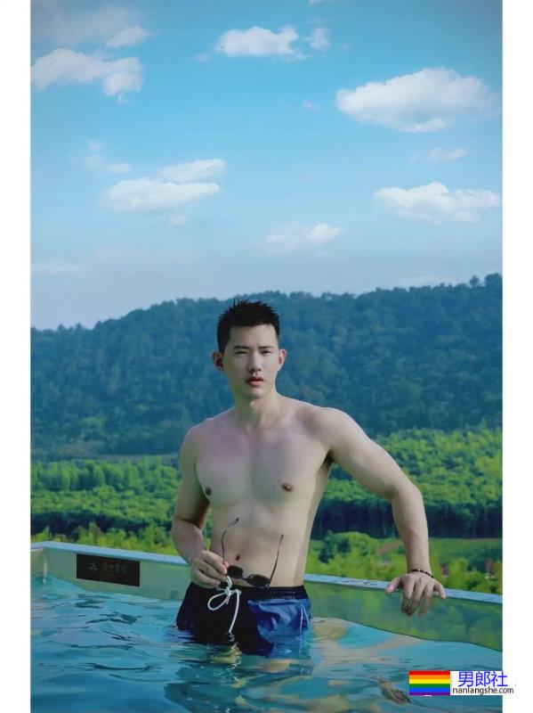 还记得好男儿吴建飞吗？现在变身寸头肌肉爸爸了！ - 51虹马