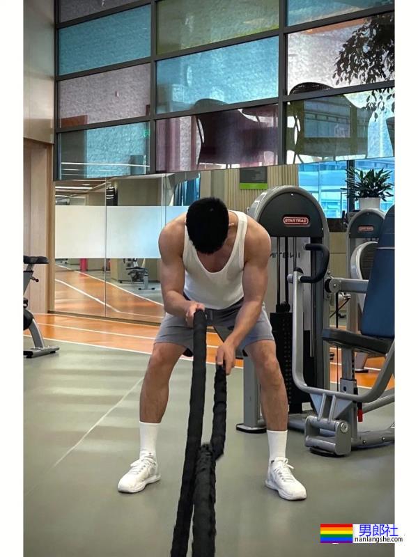 还记得好男儿吴建飞吗？现在变身寸头肌肉爸爸了！ - 51虹马