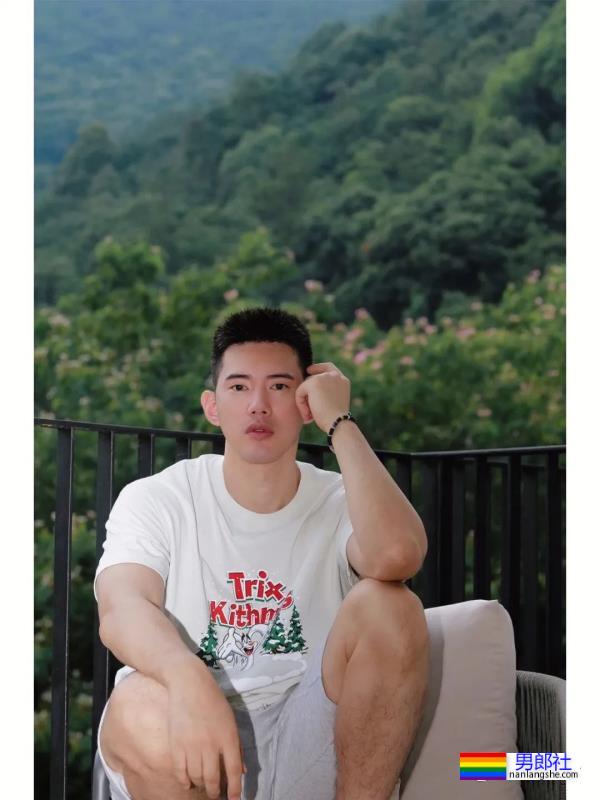 还记得好男儿吴建飞吗？现在变身寸头肌肉爸爸了！ - 51虹马