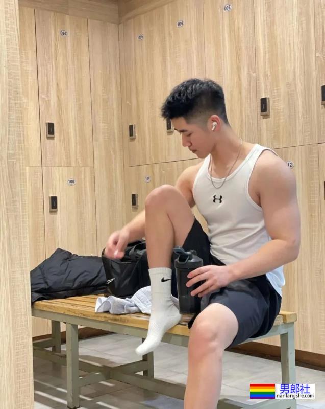 绿茵场上的白袜体育生-51虹马