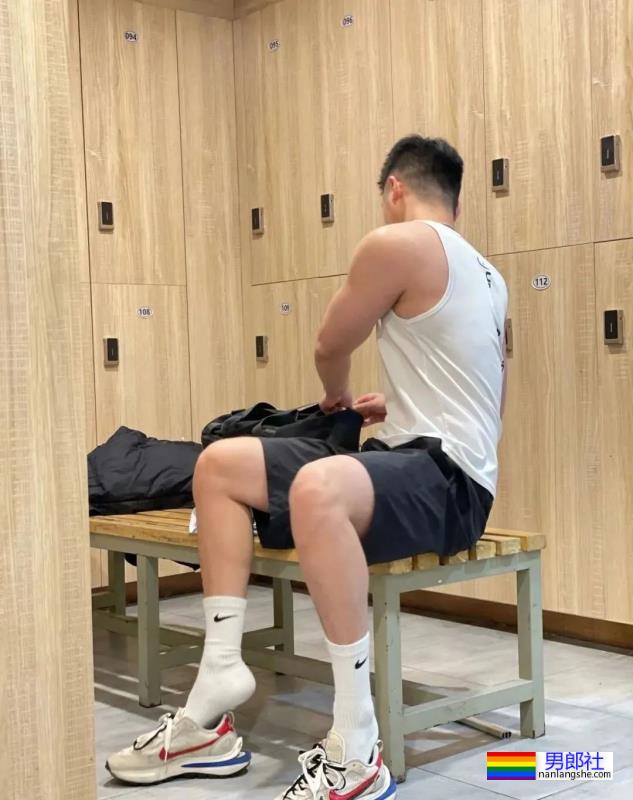 绿茵场上的白袜体育生 - 51虹马