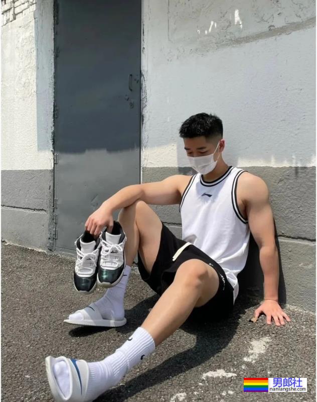 绿茵场上的白袜体育生 - 51虹马