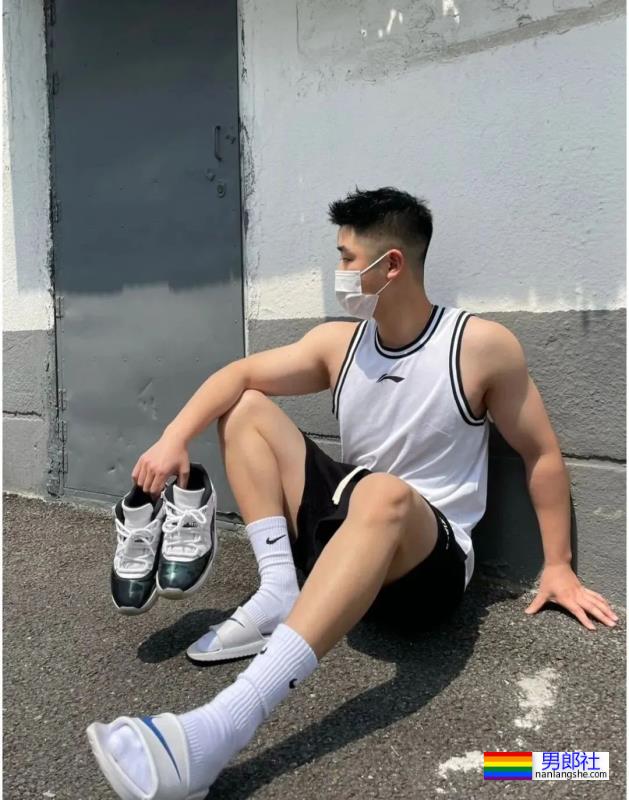 绿茵场上的白袜体育生 - 51虹马