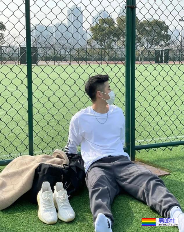 绿茵场上的白袜体育生 - 51虹马