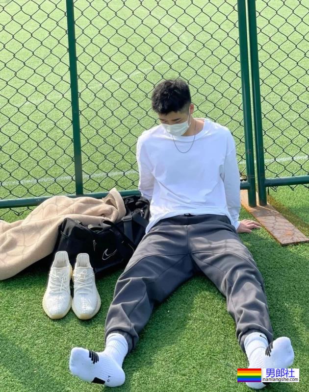 绿茵场上的白袜体育生 - 51虹马