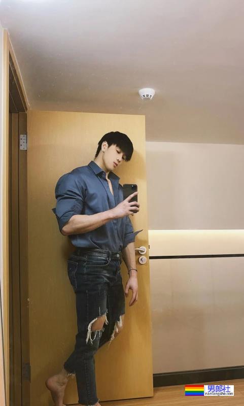 最近很火的长腿肌肉小哥-51虹马