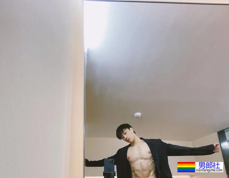 最近很火的长腿肌肉小哥 - 51虹马