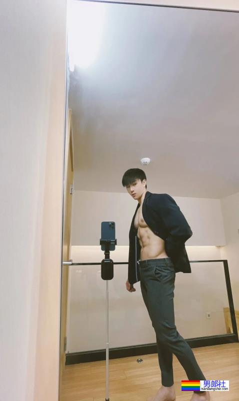 最近很火的长腿肌肉小哥 - 51虹马