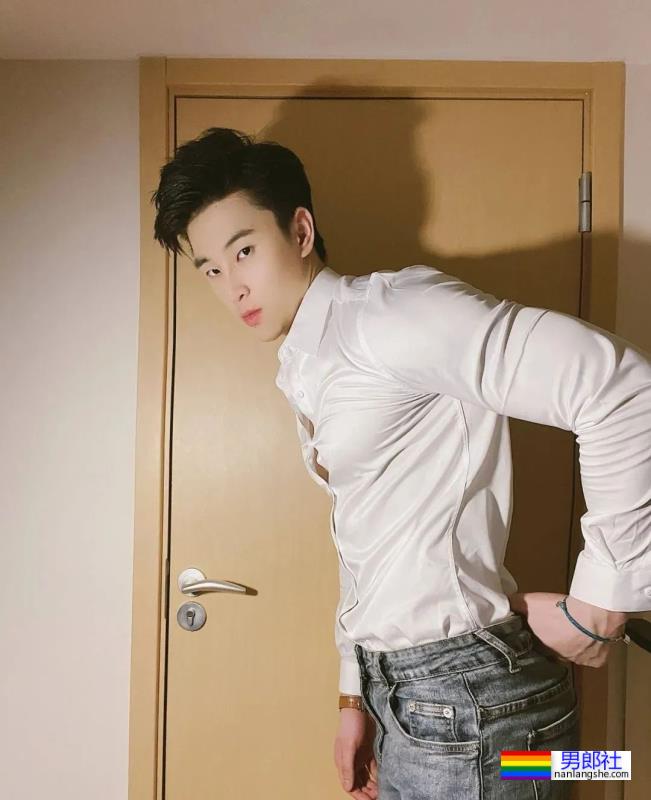 最近很火的长腿肌肉小哥 - 51虹马