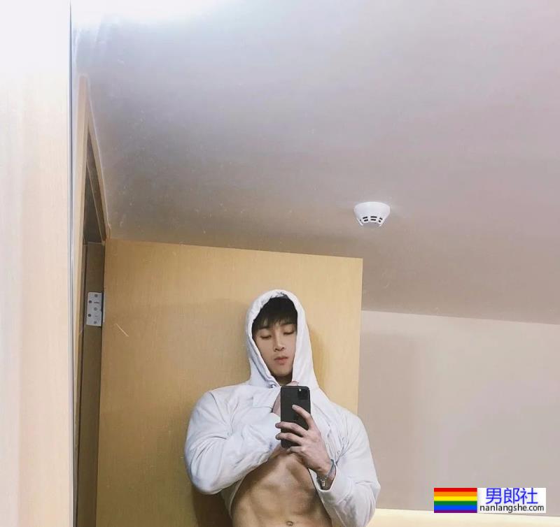 最近很火的长腿肌肉小哥 - 51虹马