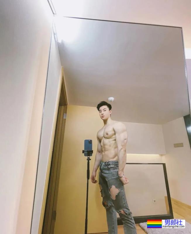 最近很火的长腿肌肉小哥 - 51虹马