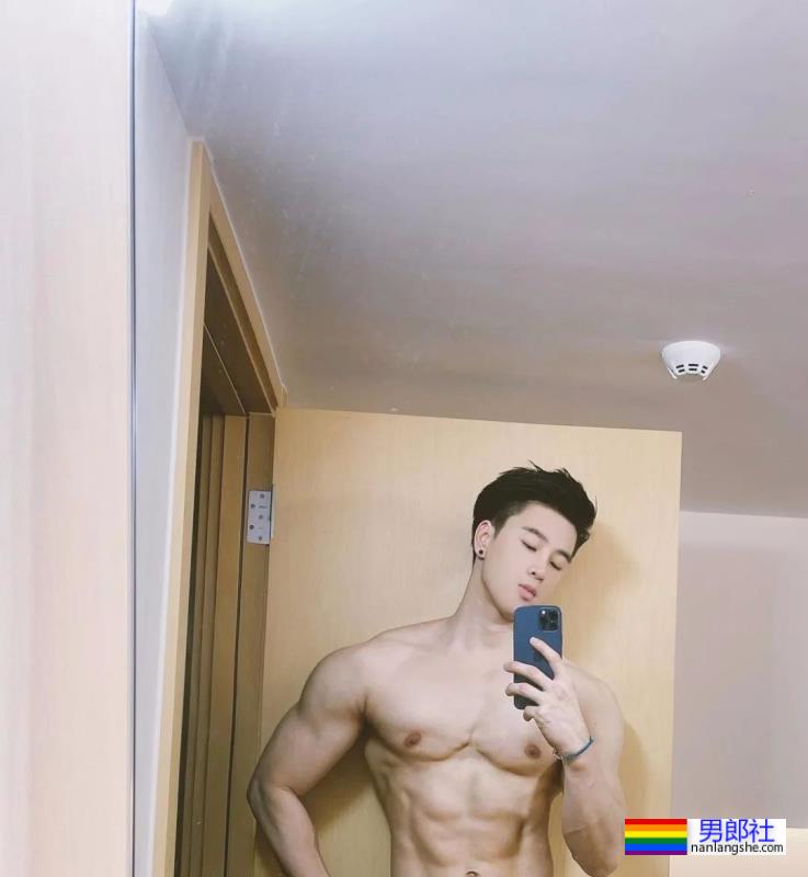 最近很火的长腿肌肉小哥 - 51虹马