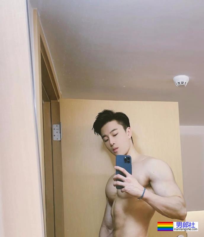 最近很火的长腿肌肉小哥 - 51虹马