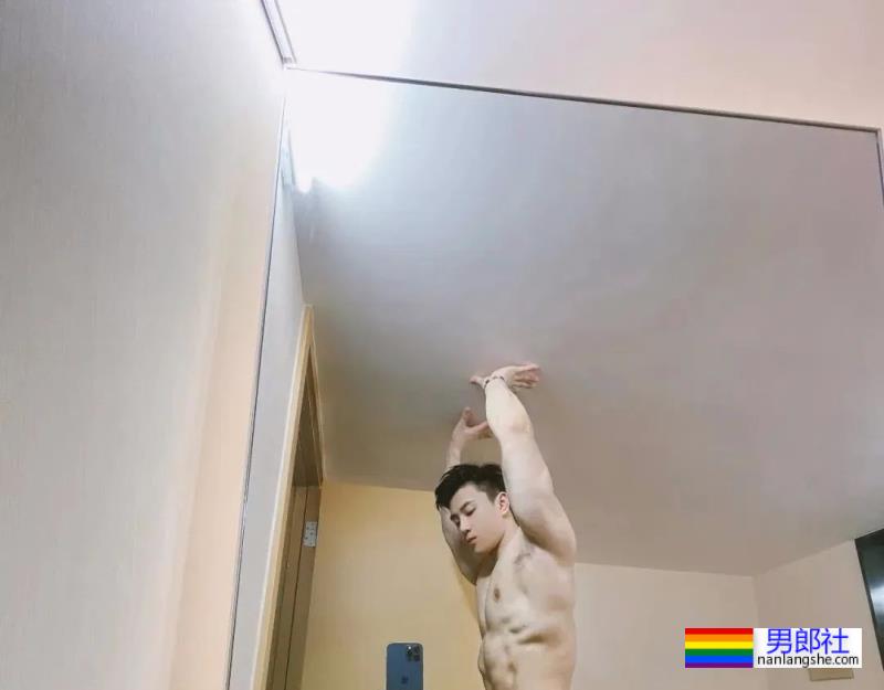 最近很火的长腿肌肉小哥 - 51虹马