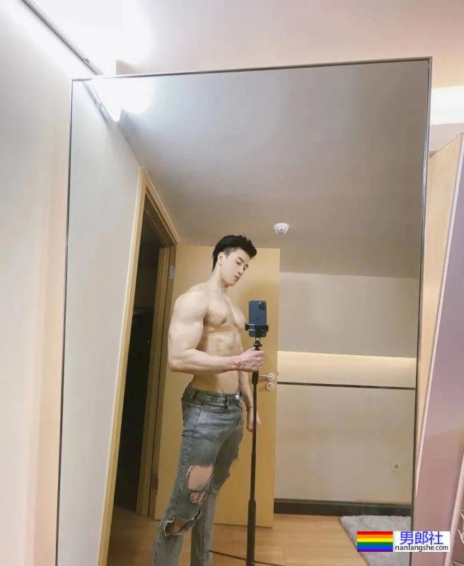 最近很火的长腿肌肉小哥 - 51虹马