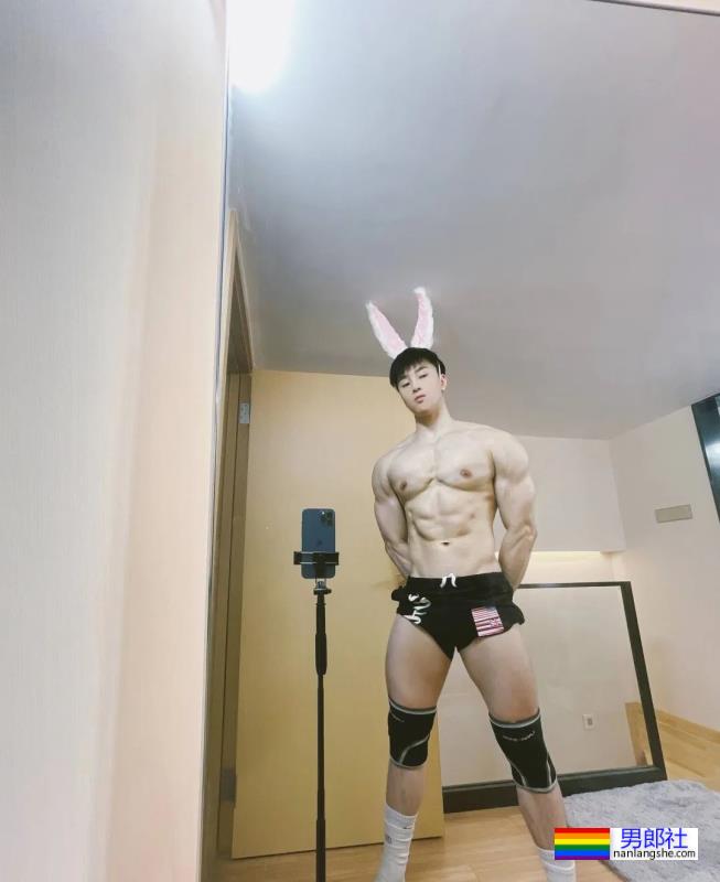 最近很火的长腿肌肉小哥 - 51虹马