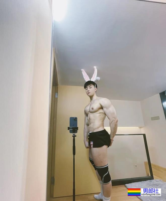 最近很火的长腿肌肉小哥 - 51虹马