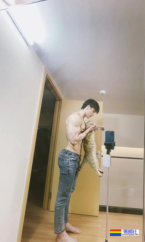 最近很火的长腿肌肉小哥 - 51虹马