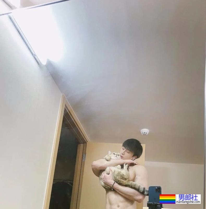 最近很火的长腿肌肉小哥 - 51虹马