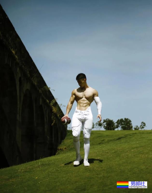 重庆橄榄球小哥拍写真大片，网友：想变成那个橄榄球……-51虹马