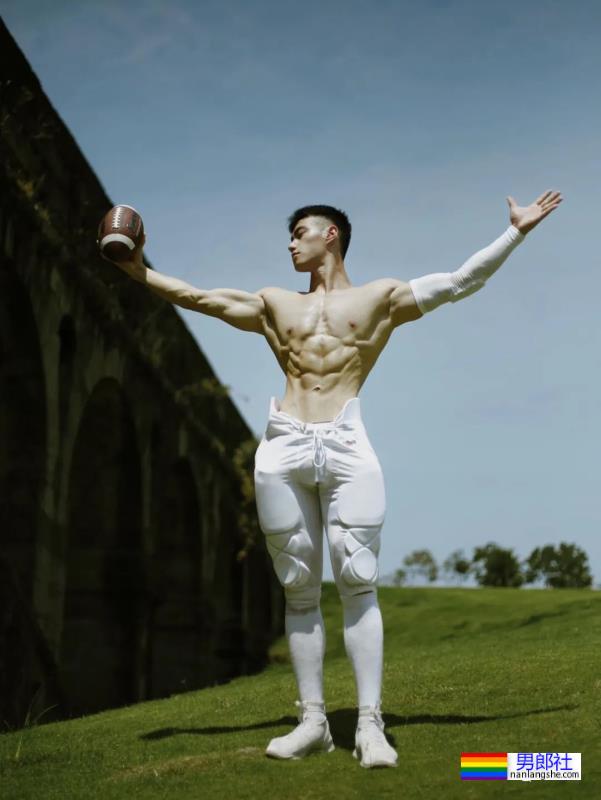 重庆橄榄球小哥拍写真大片，网友：想变成那个橄榄球…… - 51虹马