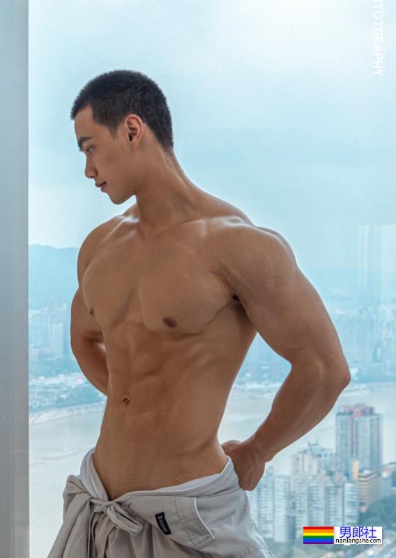 重庆橄榄球小哥拍写真大片，网友：想变成那个橄榄球…… - 51虹马