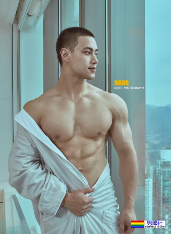 重庆橄榄球小哥拍写真大片，网友：想变成那个橄榄球…… - 51虹马