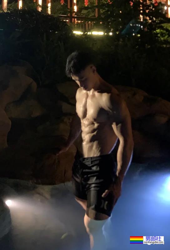 重庆橄榄球小哥拍写真大片，网友：想变成那个橄榄球…… - 51虹马