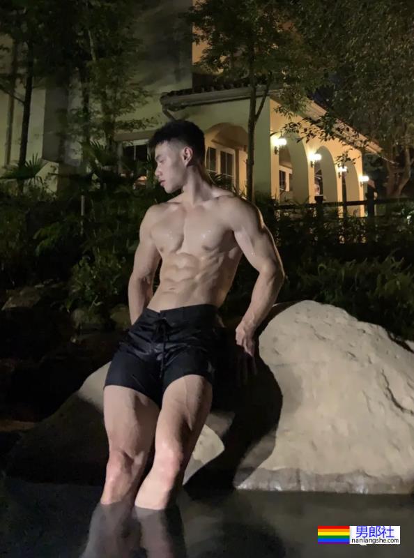 重庆橄榄球小哥拍写真大片，网友：想变成那个橄榄球…… - 51虹马