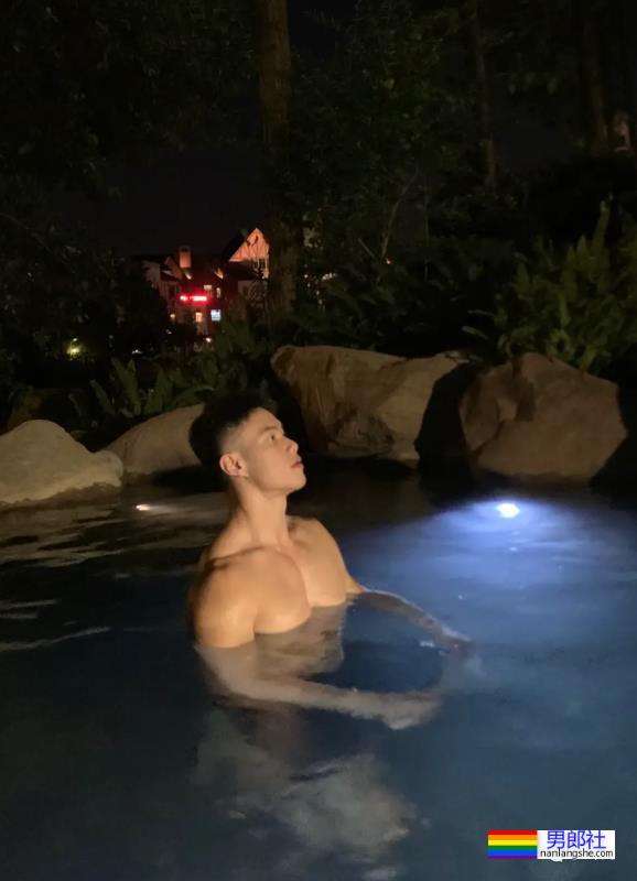 重庆橄榄球小哥拍写真大片，网友：想变成那个橄榄球…… - 51虹马