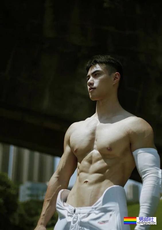 重庆橄榄球小哥拍写真大片，网友：想变成那个橄榄球…… - 51虹马