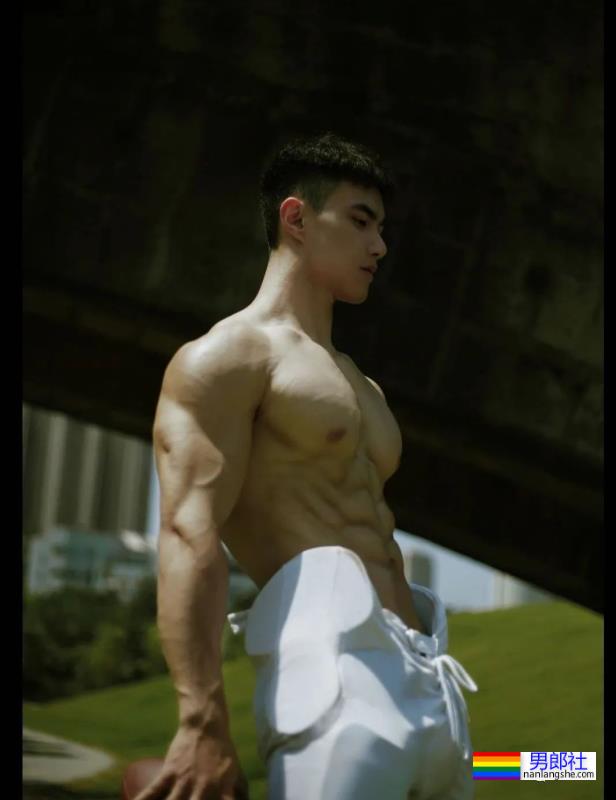 重庆橄榄球小哥拍写真大片，网友：想变成那个橄榄球…… - 51虹马