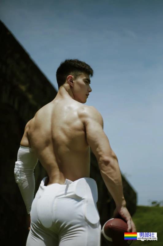 重庆橄榄球小哥拍写真大片，网友：想变成那个橄榄球…… - 51虹马