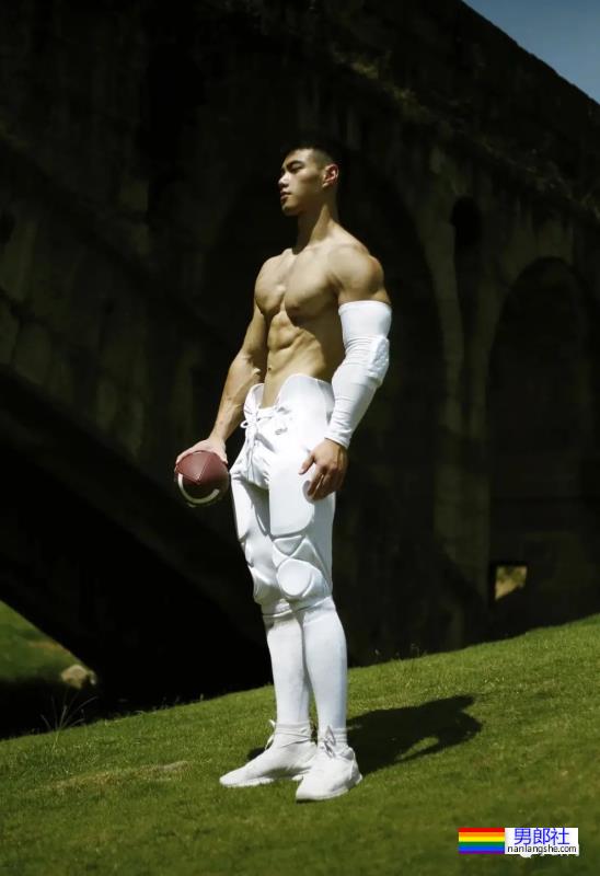 重庆橄榄球小哥拍写真大片，网友：想变成那个橄榄球…… - 51虹马