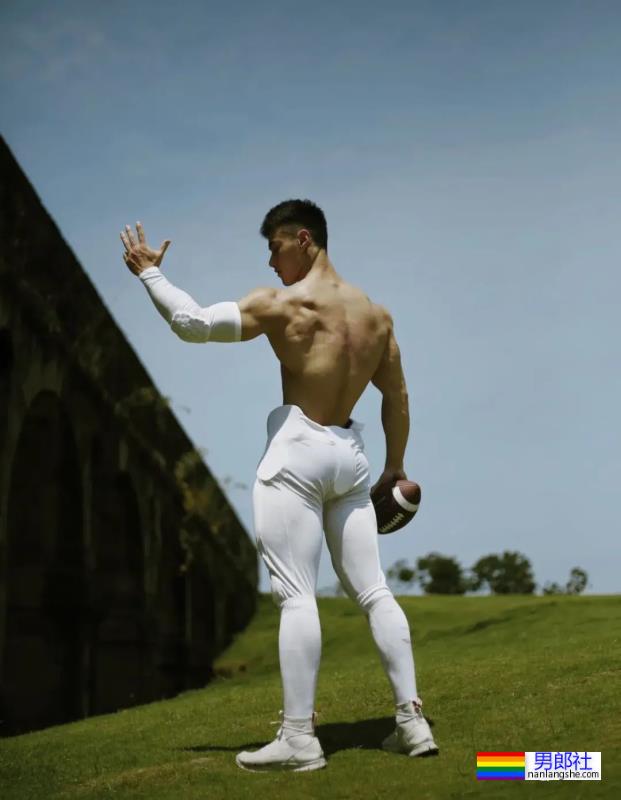 重庆橄榄球小哥拍写真大片，网友：想变成那个橄榄球…… - 51虹马