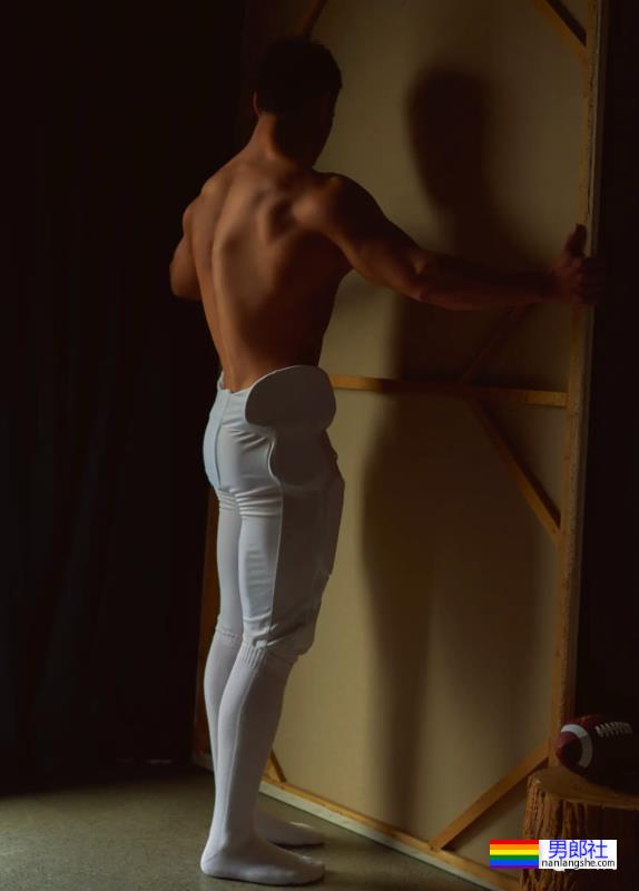 重庆橄榄球小哥拍写真大片，网友：想变成那个橄榄球…… - 51虹马