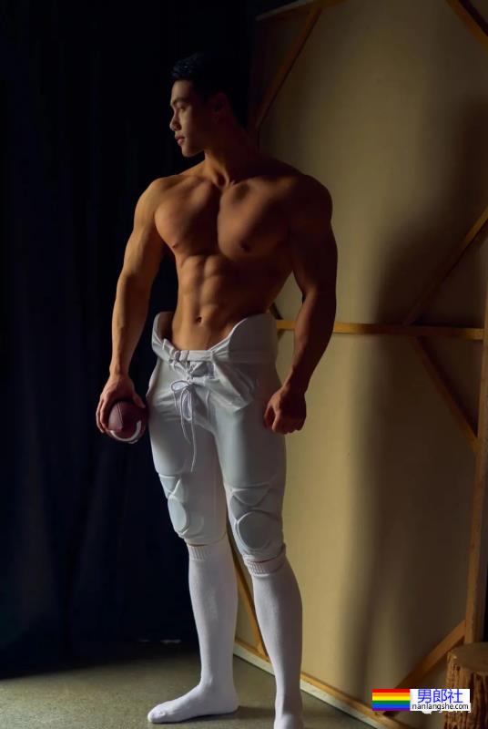 重庆橄榄球小哥拍写真大片，网友：想变成那个橄榄球…… - 51虹马