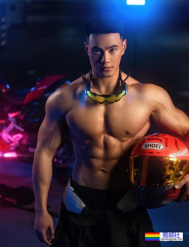 重庆橄榄球小哥拍写真大片，网友：想变成那个橄榄球…… - 51虹马