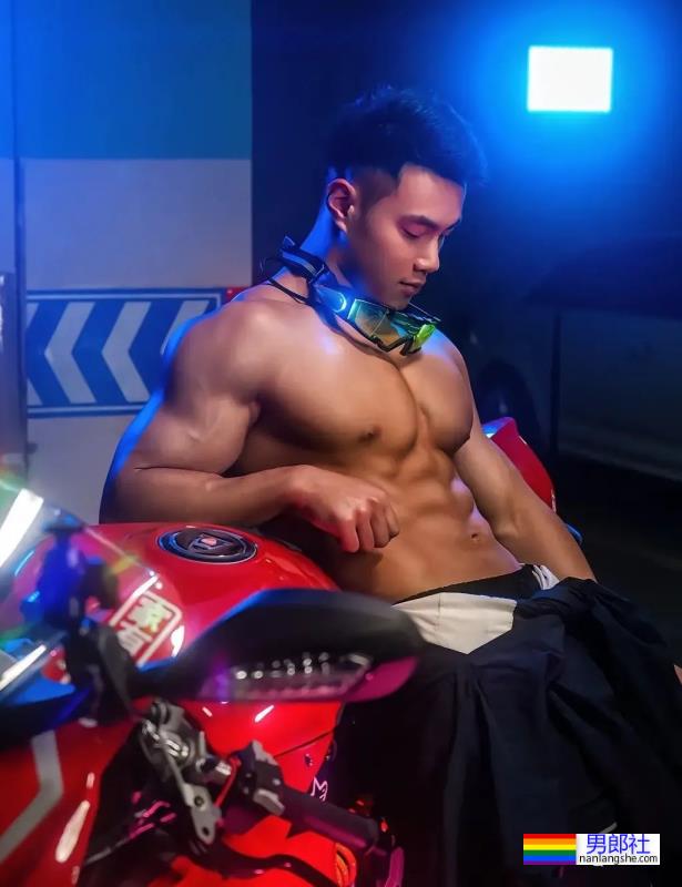 重庆橄榄球小哥拍写真大片，网友：想变成那个橄榄球…… - 51虹马