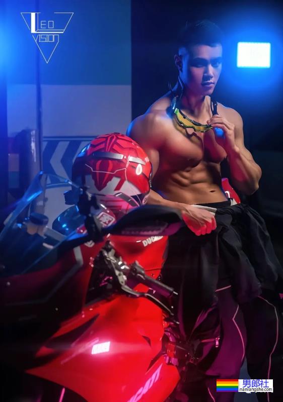 重庆橄榄球小哥拍写真大片，网友：想变成那个橄榄球…… - 51虹马