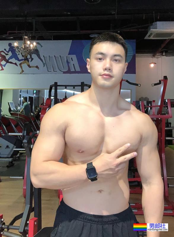 重庆橄榄球小哥拍写真大片，网友：想变成那个橄榄球…… - 51虹马