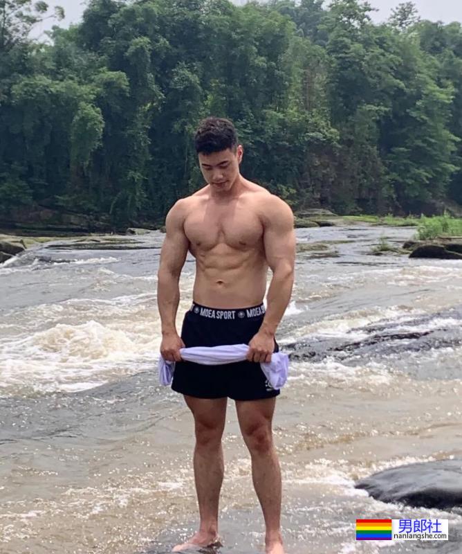 重庆橄榄球小哥拍写真大片，网友：想变成那个橄榄球…… - 51虹马