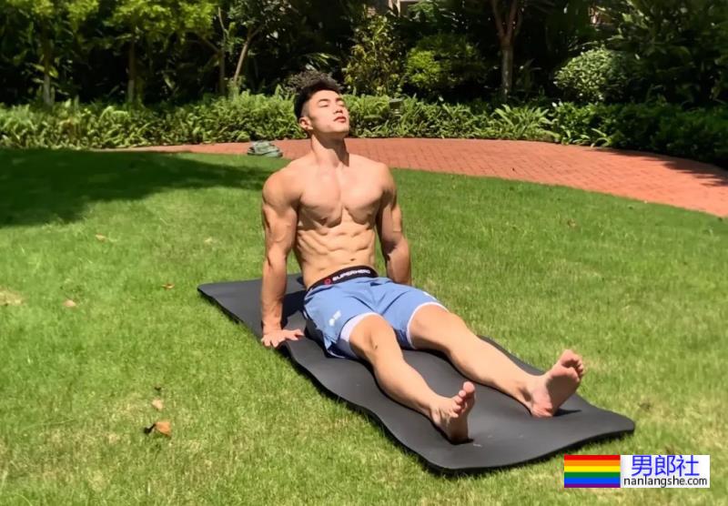 重庆橄榄球小哥拍写真大片，网友：想变成那个橄榄球…… - 51虹马