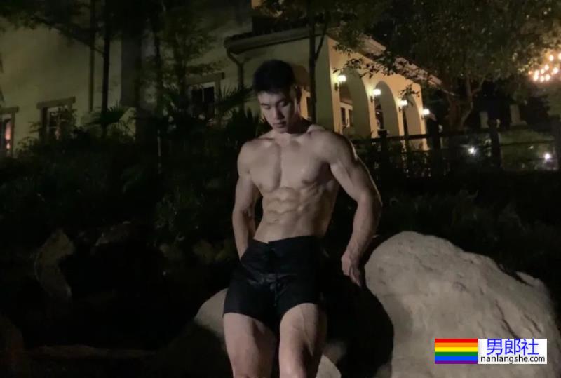 重庆橄榄球小哥拍写真大片，网友：想变成那个橄榄球…… - 51虹马