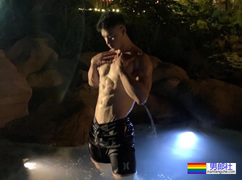 重庆橄榄球小哥拍写真大片，网友：想变成那个橄榄球…… - 51虹马