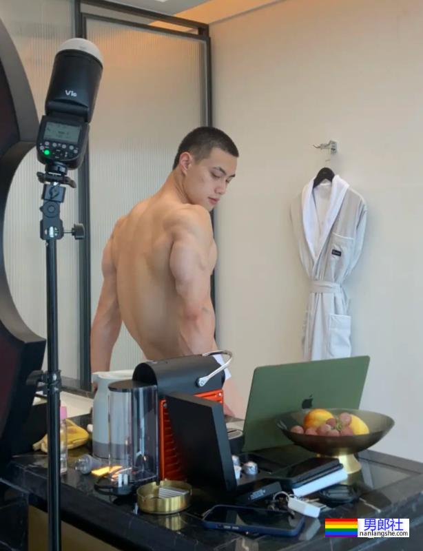 重庆橄榄球小哥拍写真大片，网友：想变成那个橄榄球…… - 51虹马