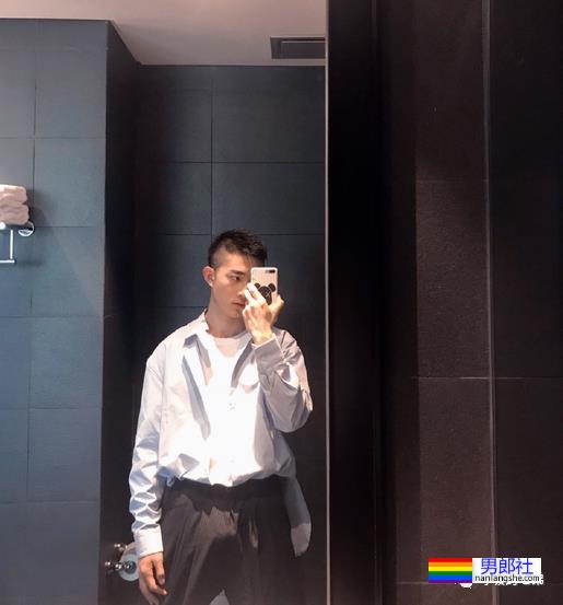 湖北腹肌小哥，男生就该这样 - 51虹马